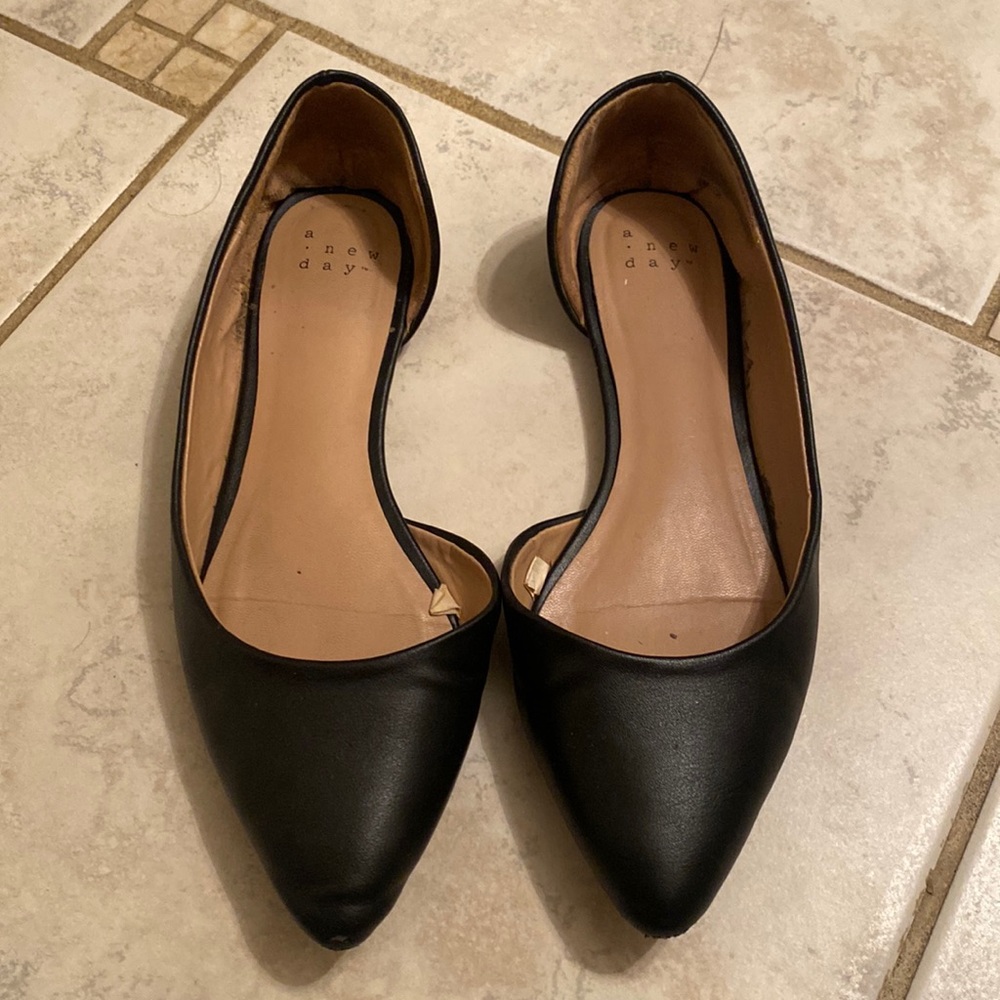 Pointed black flats